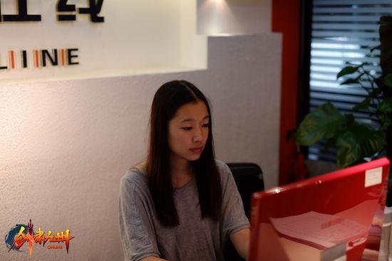 认真的看着电脑，什么这么投入