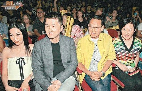  杨受成（右二）和外甥邱子杰（左二）携眷看演出。