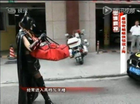 上海街頭驚現(xiàn)蝙蝠女俠 開跑車竟然只為送外賣？！