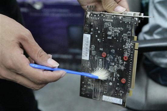 給顯卡洗洗澡！雙敏HD7750清灰超簡單
