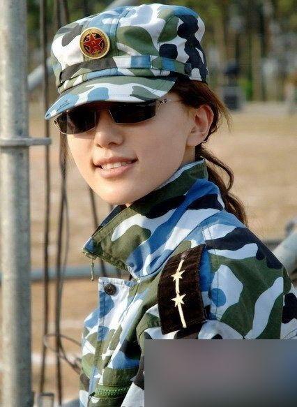 “女神” ：实拍军训中的女教官