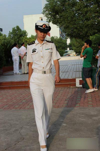 “女神” ：实拍军训中的女教官