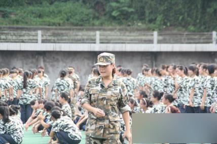 “女神” ：实拍军训中的女教官