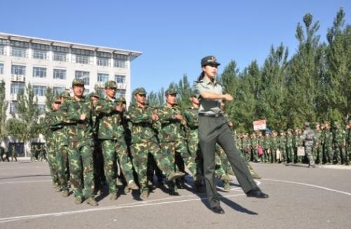 “女神” ：实拍军训中的女教官