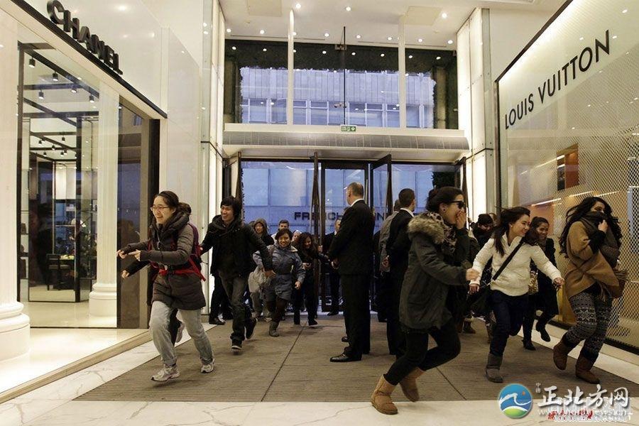 社会综合：中国游客扫货 “喵上校”似暴君走红网络这股强大的力量还正在变得更强大：麦肯锡刚刚发布的一份报告称，当下的10年，可支配年均收入能够支付得起私家车和小件奢侈品的中国城市家庭比例将增长近6倍显然，中国旅游消费的繁荣才刚刚开始。


