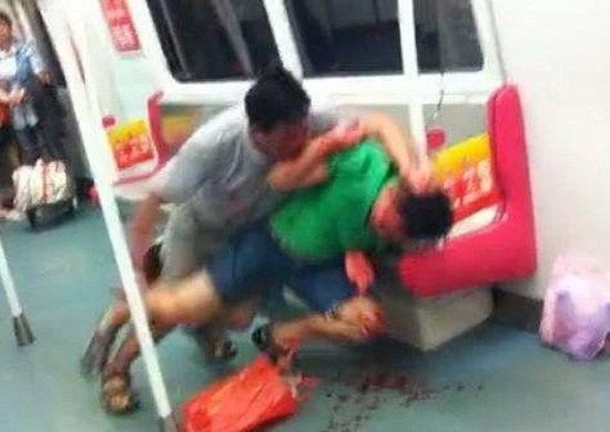 老年男子按住年轻男子撕咬。