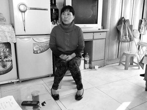 女子为乞丐买秋衣走红 被称“最美红衣大姐”（图）