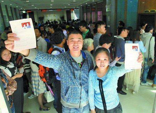亮出刚领到手的结婚证，秀一秀恩爱。 记者 李文波 图