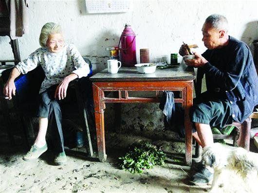 圖為：邱爹爹吃飯秦婆婆看