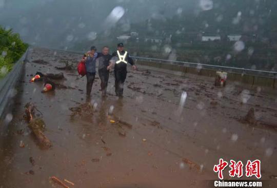 被泥石流阻断的高速公路 钟欣 摄