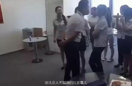 女員工排隊吻老板