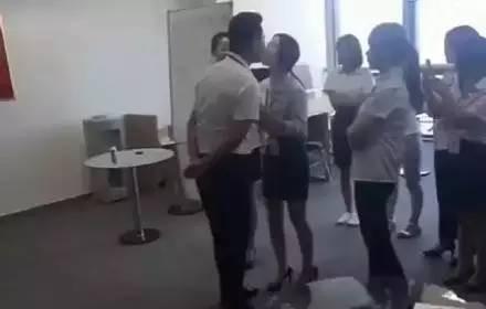 女員工排隊吻老板