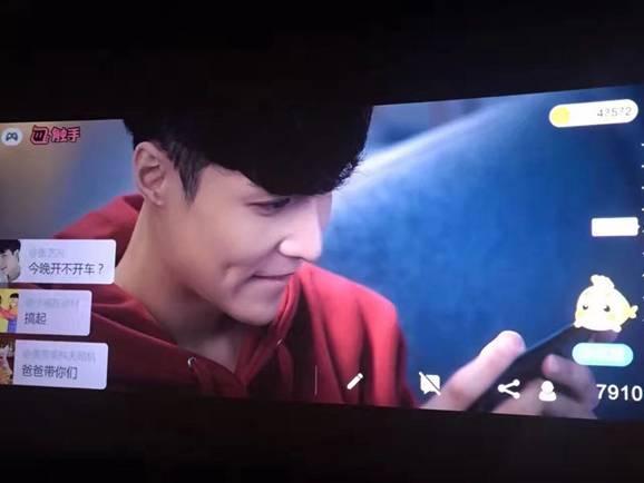 满屏都是张艺兴 触手TVC广告全国超八千影厅上映