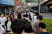 老任Switch销售太火爆 日本玩家排长龙摇号抢购