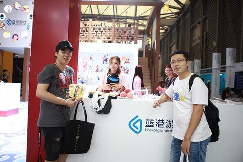 前來(lái)拍照領(lǐng)周邊的人