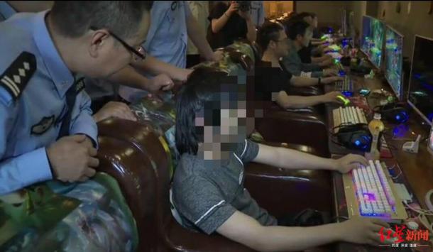 在逃嫌疑人网吧打《LOL》被抓 让民警“先等一下”